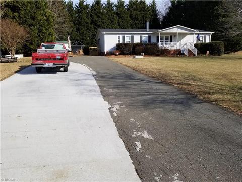109 Kettering Ct, King, NC 27021 photo 3