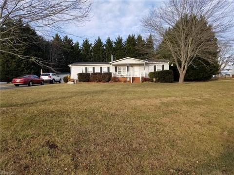 109 Kettering Ct, King, NC 27021 photo 4