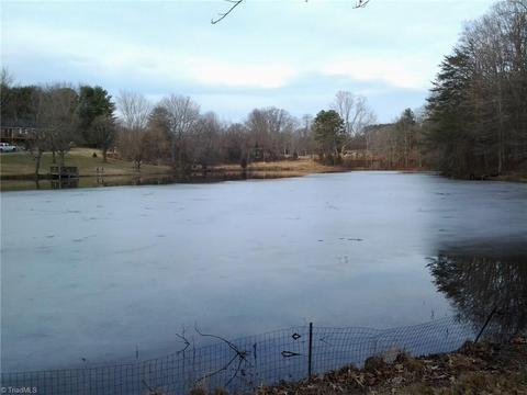 1040 Crescent Dr, King, NC 27021 photo 3