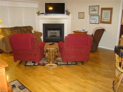 413 Northbridge Dr, High Point, NC 27265 photo 3