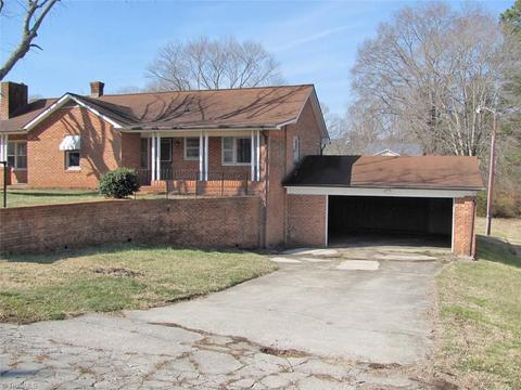 606 N 3rd Ave, Mayodan, NC 27027 photo 3