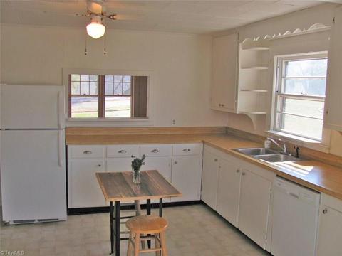 606 N 3rd Ave, Mayodan, NC 27027 photo 9