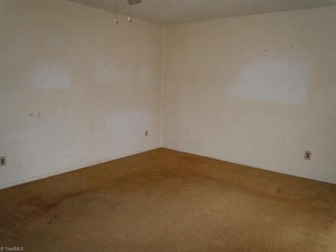806 Ernest Ct, High Point, NC 27263 photo 3