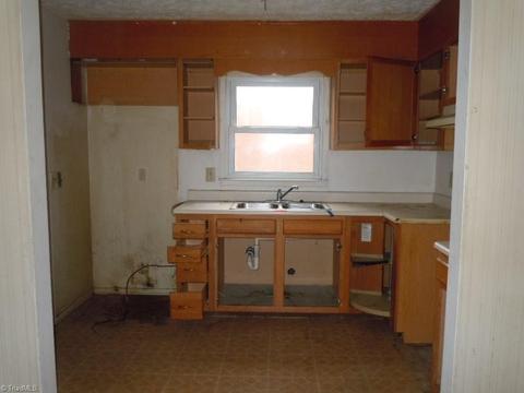 806 Ernest Ct, High Point, NC 27263 photo 5
