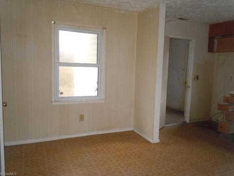 806 Ernest Ct, High Point, NC 27263 photo 4