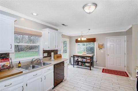3231 Sparrowhawk Dr, High Point, NC 27265 photo 9