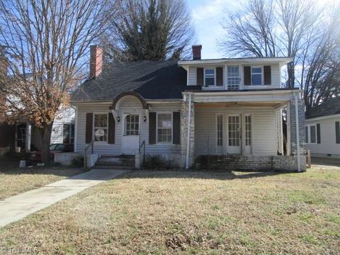 818 Circle Dr, High Point, NC 27262 photo 1