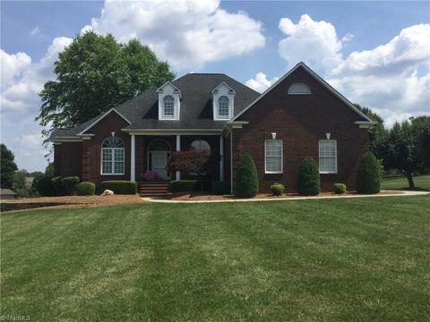 7359 Fox Chase Dr, Trinity, NC 27370 photo 1