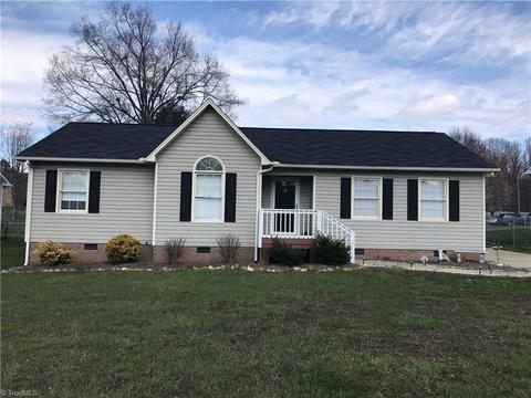104 Ridge Creek Cir, Trinity, NC 27370 photo 1