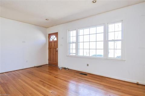 824 Stuart St, Eden, NC 27288 photo 4