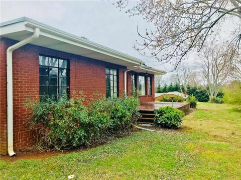 401 Hill St, King, NC 27021 photo 2