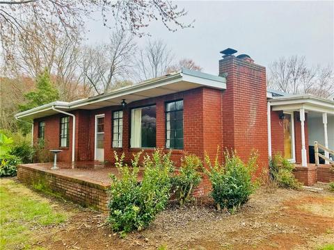 401 Hill St, King, NC 27021 photo 1