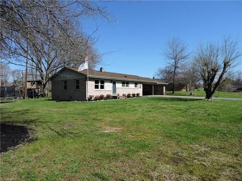 408 E Devon Dr, Mount Airy, NC 27030 photo 2