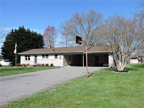 408 E Devon Dr, Mount Airy, NC 27030 photo 3