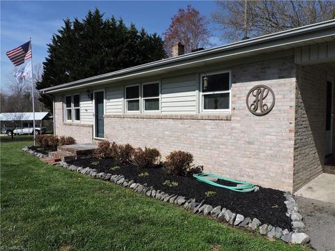 408 E Devon Dr, Mount Airy, NC 27030 photo 4