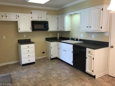 3604 Stonehurst Pl, High Point, NC 27265 photo 4