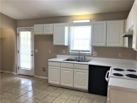 519 Warbler Ct, High Point, NC 27262 photo 2