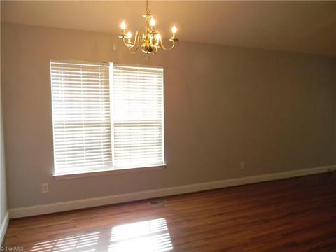 825 Central Ct, High Point, NC 27260 photo 4