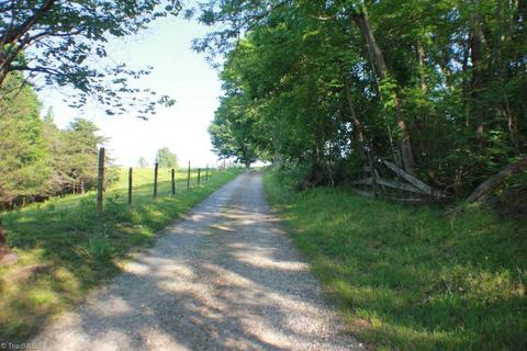 194 Easter Rd, Mount Airy, NC 27030 photo 4