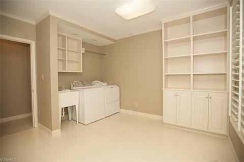 942 Nottingham Rd, High Point, NC 27262 photo 17