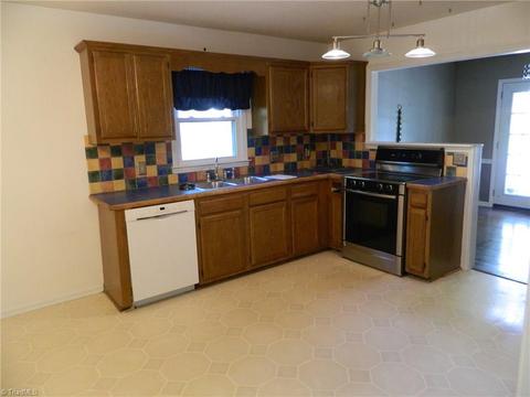 4807 Whisper Oak Dr, Trinity, NC 27370 photo 4
