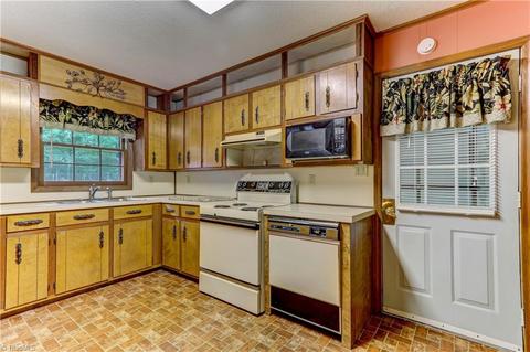 1110 E Stadium Dr, Eden, NC 27288 photo 9