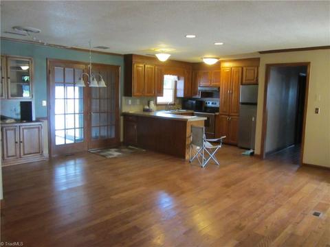 404 N 10th Ave, Mayodan, NC 27027 photo 17