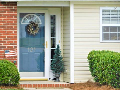 121 Castleton Dr, Thomasville, NC 27360 photo 2