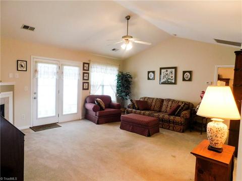 121 Castleton Dr, Thomasville, NC 27360 photo 3