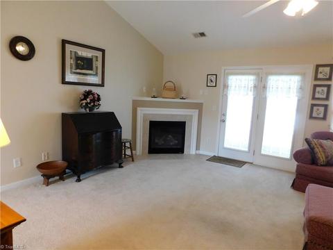 121 Castleton Dr, Thomasville, NC 27360 photo 5