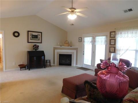 121 Castleton Dr, Thomasville, NC 27360 photo 4