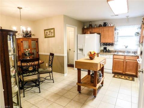 121 Castleton Dr, Thomasville, NC 27360 photo 6