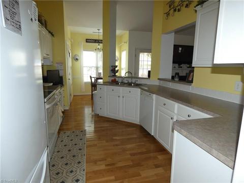 136 Willow Bend Dr, King, NC 27021 photo 3