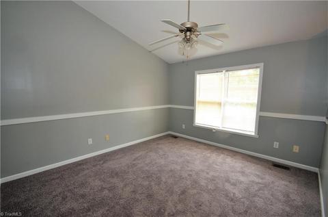 618 Three Oaks Dr, High Point, NC 27265 photo 4