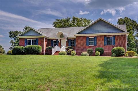 408 West St, King, NC 27021 photo 1