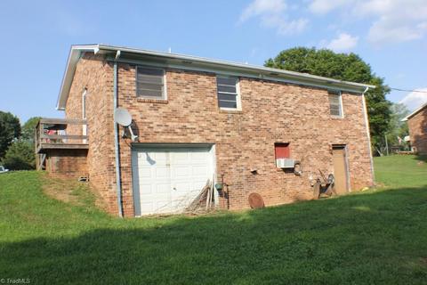 167 Dalsher Ave, Pilot Mountain, NC 27041 photo 3