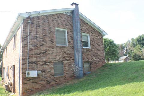 167 Dalsher Ave, Pilot Mountain, NC 27041 photo 2
