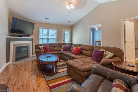677 Chas Ct, High Point, NC 27265 photo 4