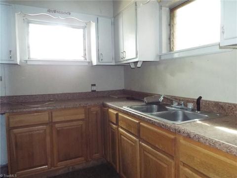 2009 Edgewood Dr, High Point, NC 27262 photo 11