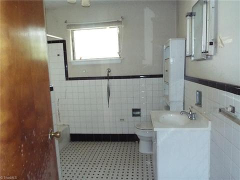 2009 Edgewood Dr, High Point, NC 27262 photo 12
