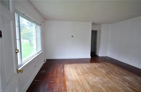 913 Denny St, High Point, NC 27262 photo 2