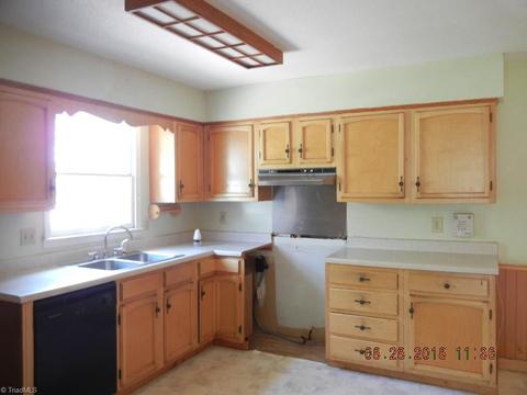 3507 Stonehurst Pl, High Point, NC 27265 photo 2