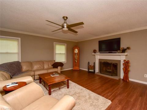 1906 Cliffside Dr, Pfafftown, NC 27040 photo 4