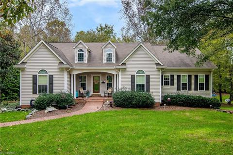 404 Cotswold Ln, King, NC 27021 photo 1