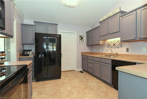 2424 Featherstone Ct, Trinity, NC 27370 photo 11