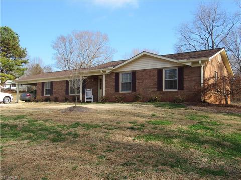 528 Mountainbrook Dr, King, NC 27021 photo 3