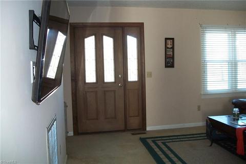 427 Comanche Dr, Advance, NC 27006 photo 2