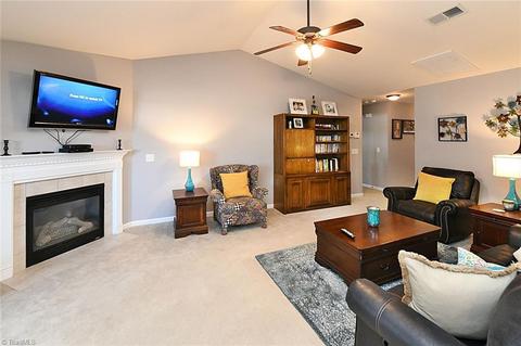 656 Chas Ct, High Point, NC 27265 photo 4