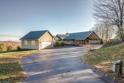 37 Graypointe Ln, Roaring Gap, NC 28668 photo 3
