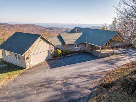 37 Graypointe Ln, Roaring Gap, NC 28668 photo 2